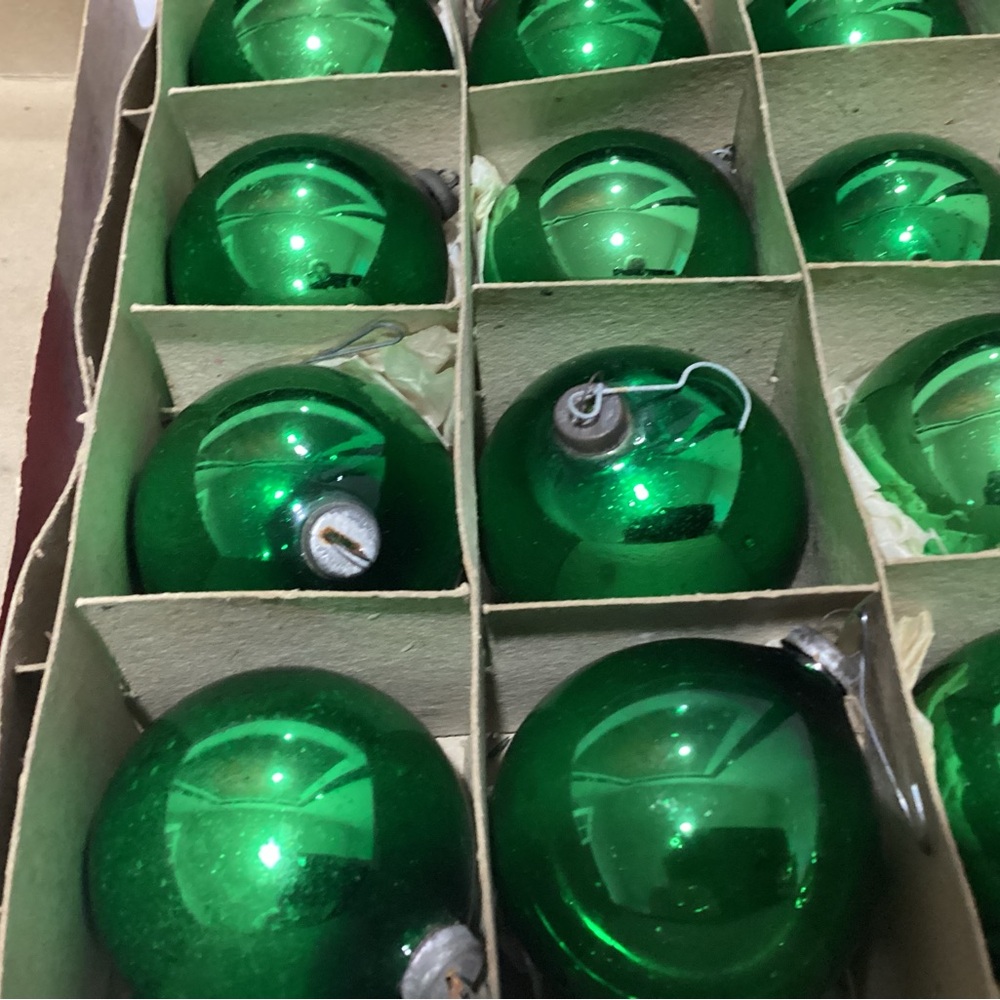 Vtg. Box 1950s1960s Christmas ornaments in the original box. Color green - Picture 4 of 5